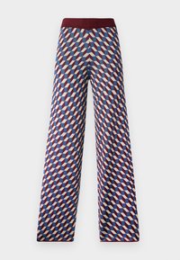 Pantaloni larghi a fantasia con vita bordeaux, caratterizzati da un design geometrico nei colori rosso, blu e crema, texture in tessuto intrecciato.