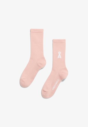 Roze geribde sokken van zacht materiaal, met een wit logo en tekst aan de zijkant. Gladde textuur met een nauwsluitende pasvorm.