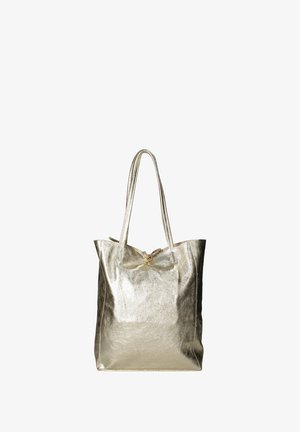 Borsa a tote in oro metallico con una texture liscia, due manici lunghi e un accento annodato nella parte superiore. Forma rettangolare, design minimalista.