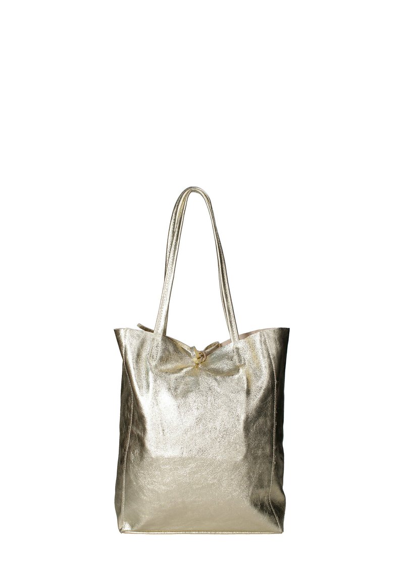 Metalen gouden tote bag met een gladde textuur, twee lange handvatten en een geknoopte accent bovenaan. Rechthoekige vorm, minimalistisch ontwerp.