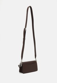 COACH POLISHED TABBY SHOULDER BAG  - Käekott - maple