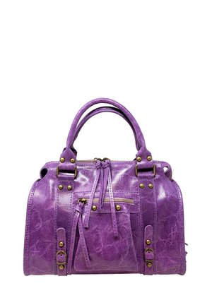 Borsa a mano in pelle viola con doppio manico, tasca frontale con cerniera, cinturini decorativi e borchie e fibbie in metallo color ottone.