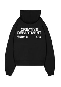 Felpa nera con un grande stampa bianca sul retro con la scritta "CREATIVE DEPARTMENT 2018 CD." Presenta un cappuccio con cordino e polsini a costine.