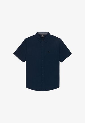 Korte mouwen overhemd met knopen in navy stof, met een enkele borstzak en een logo detail nabij de kraag. Glad textuur, standaard pasvorm.