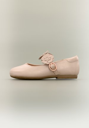 Zarte rosa Ballerinas mit strukturierter Oberfläche, verziert mit einem floralen Akzent und einer roségoldenen Schnalle. Flaches Profil und abgerundete Zehenpartie.