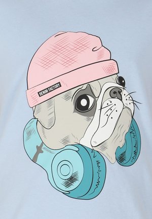 Lys blå T-shirt med et tegneserie-pug, der har en lyserød hue og turkise hovedtelefoner på. Designet inkluderer fede konturer og udtryksfulde træk.