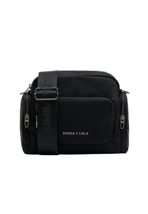 Czarna nylonowa torba crossbody z przednią kieszenią na zamek błyskawiczny, regulowanym paskiem z logo oraz srebrnymi akcentami metalowymi. Minimalistyczny design.