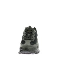 Scarpa sportiva nera con lacci, realizzata in materiale sintetico, presenta una suola in gomma texturizzata e un collare imbottito, con accenti grigi.