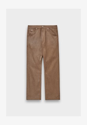 Pruunist suède'ist pükstest sirge säärega disainiga, esikottide, tõmblukuga ja sileda tekstuuriga.