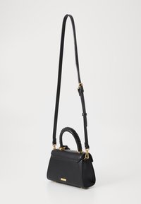 Borsa a mano in pelle nera con forma strutturata, manico intrecciato superiore, tracolla regolabile e dettagli in metallo dorato.