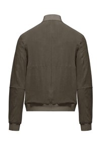 Giubbotto bomber khaki con colletto e polsini a coste, dal texture morbido e design minimalista. La vista posteriore mostra dettagli a pannello.
