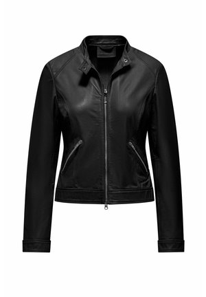 Zwarte leren jas met een ritssluiting aan de voorkant, een opstaande kraag met drukknopen, ritszakken aan de zijkant en lange mouwen met gestikte manchetten.