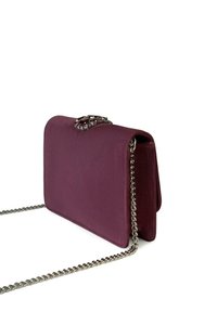 Bordowa torebka na ramię z łańcuszkowym paskiem, w kształcie prostokąta, o gładkiej fakturze materiału i dekoracyjnym zapięciu z kolorowymi kamieniami.