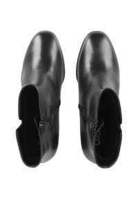 Černé kožené kotníkové boty s hladkým povrchem, vybavené bočním zipem pro uzavření a designem s kulatou špičkou. Texturovaná vnitřní podšívka.