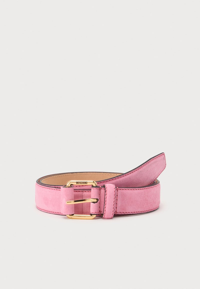 Ceinture en daim rose avec boucle rectangulaire dorée affichant le nom de la marque Moschino, présentée enroulée sur un fond clair uni.