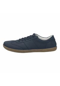 Baskets décontractées basses bleu foncé avec des lacets assortis et une semelle marron texturée, vues de profil sur fond blanc.