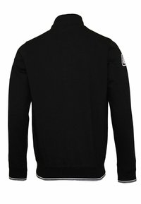 Svart sweatshirt med hög krage, långa ärmar och ribbade ärmslut. Har vita accentlinjer i nederkanten och branding på ärmen.