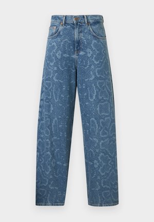 Hellblaue Jeans mit hohem Bund und weiter Passform. Verfügt über eine dezente gemusterte Textur und ein Fünf-Taschen-Design mit silberfarbenem Knopfverschluss.