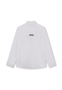 Chemise blanche à manches longues en tissu léger, avec un col standard et une étiquette de logo noire dans le haut du dos. Les poignets à boutons sont visibles.