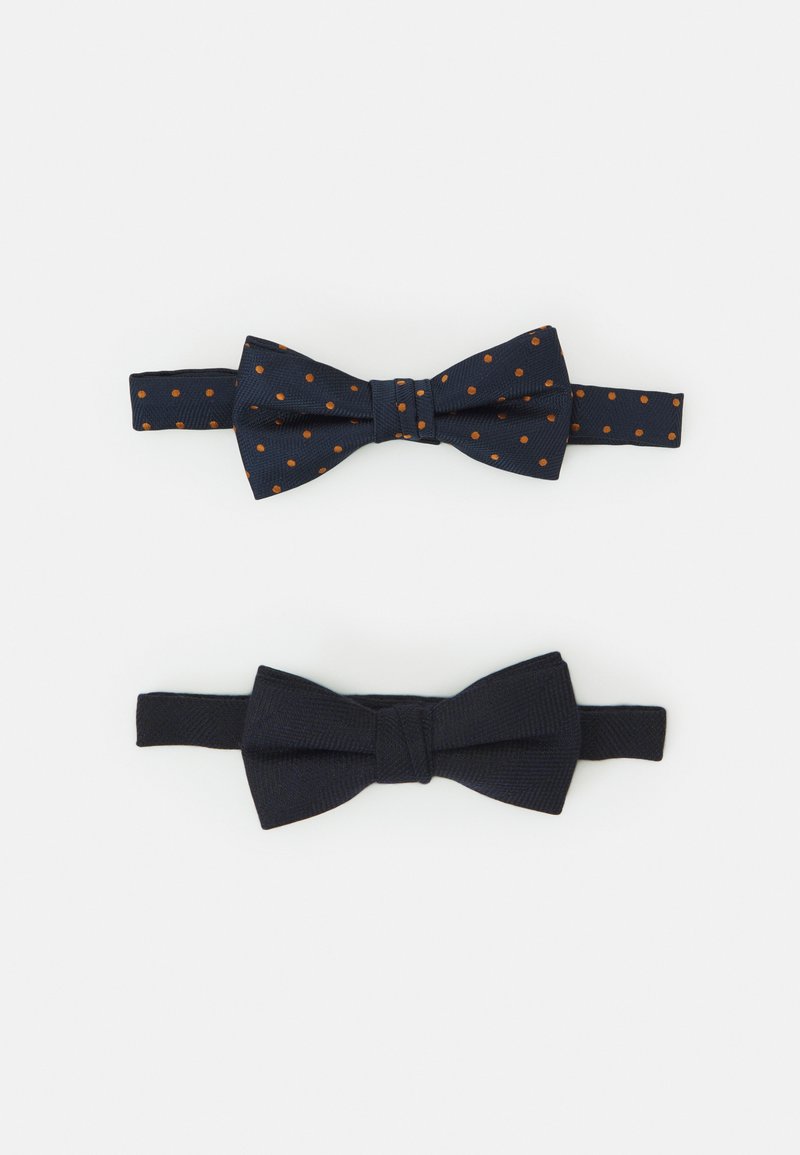 Dos pajaritas: una de color azul marino oscuro con lunares naranjas y otra de color azul marino oscuro sólido, ambas hechas de tejido texturizado con correas ajustables.