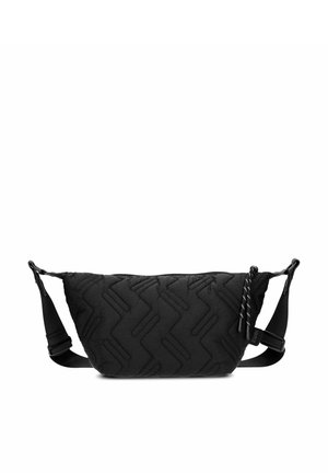 Zwarte gewatteerde tas met een geometrisch patroon, voorzien van een ritsluiting, verstelbare schouderband en textuurstof. Meet ongeveer 30 cm breed.