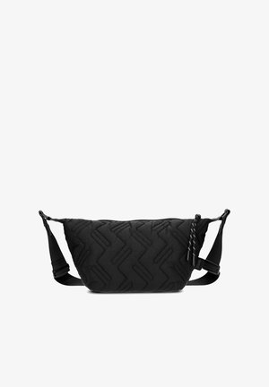 Zwarte gewatteerde tas met een geometrisch patroon, voorzien van een ritsluiting, verstelbare schouderband en textuurstof. Meet ongeveer 30 cm breed.