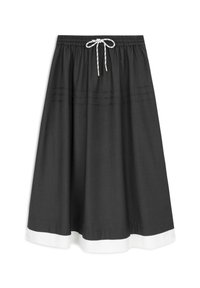Falda gris con un dobladillo blanco, hecha de una tela ligera. Cintura elástica con cordón y detalle de costura decorativa.