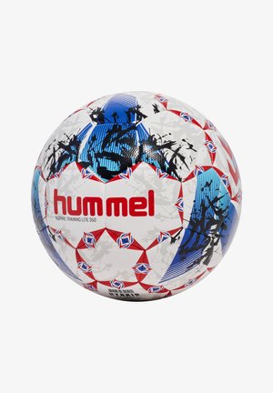 Hummel Inspire Training Lite 350 fotboll, vit med blå och röda geometriska mönster, texturerad yta och en framträdande logotyp.