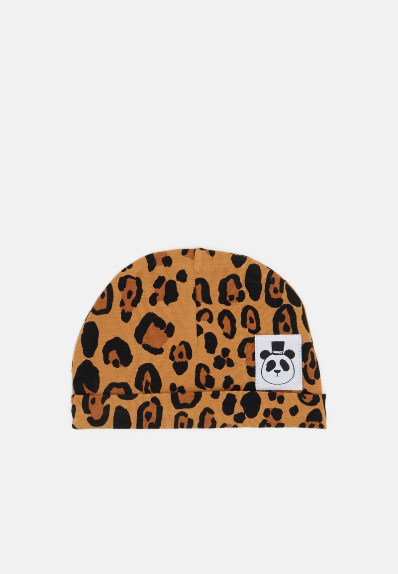 Gorro de padrão de leopardo em laranja e preto, com uma aba dobrada e um patch branco do logo de panda. Feito de tecido suave e elástico.