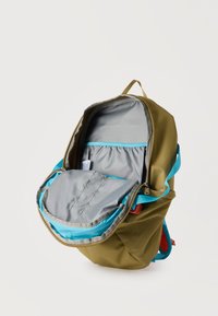 Ελιά πράσινο σακίδιο με μπλε ιμάντες, ανοιχτό φερμουάρ που αποκαλύπτει ευρύχωρο γκρι εσωτερικό και ελαστική θήκη για οργανωμένη αποθήκευση.