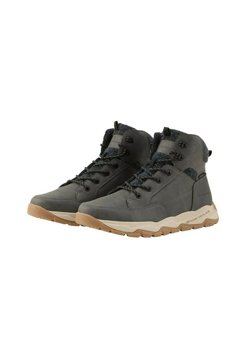 Zapatillas de caña alta en gris oscuro, hechas de cuero liso y tela, con cordones redondos, un cuello acolchado y una suela de goma beige.