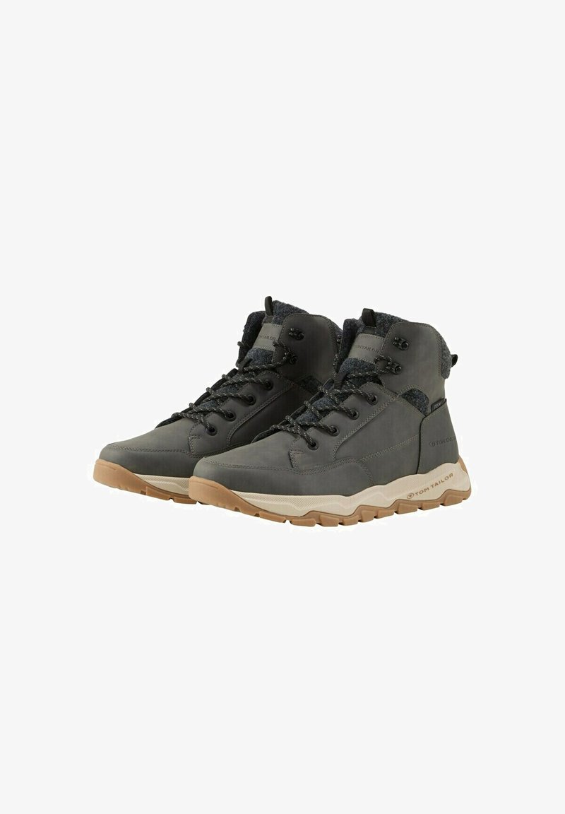 Zapatillas de caña alta en gris oscuro, hechas de cuero liso y tela, con cordones redondos, un cuello acolchado y una suela de goma beige.