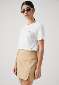 ONLY Petite ONLKETTY LIFE O NECK - Marškinėliai su spaudiniu - bright white