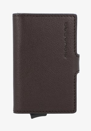 Portafoglio in pelle marrone con finitura testurizzata, dotato di impressa del logo e di uno scomparto per carte. Design compatto con una forma elegante.
