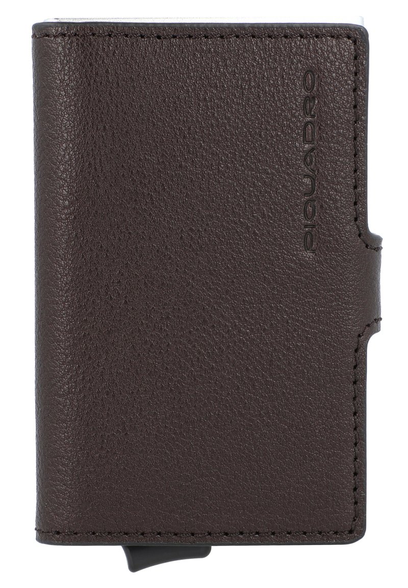 Bruin leren portemonnee met een gestructureerde afwerking, voorzien van een logo-embossing en een kaartsleeve. Compact ontwerp met een slanke vorm.