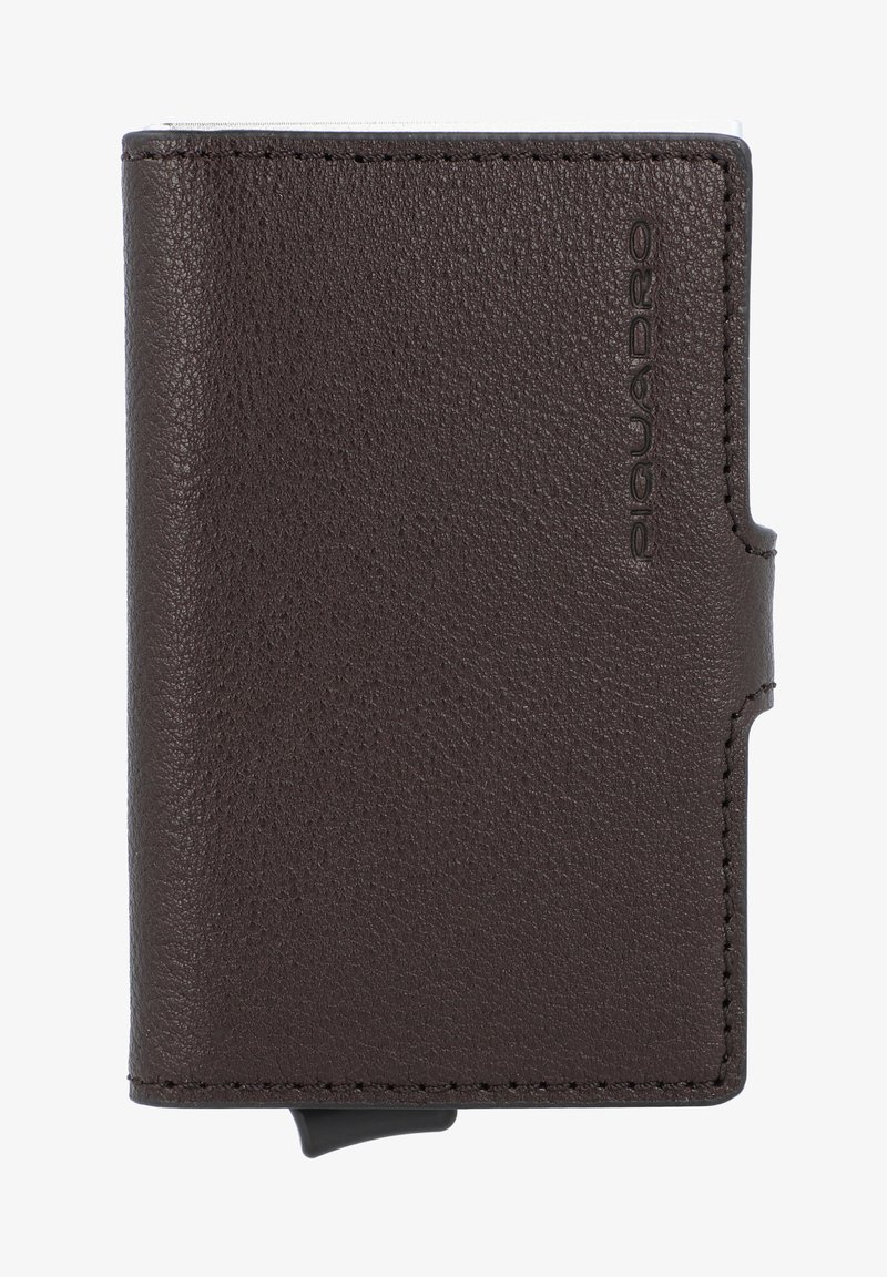 Bruin leren portemonnee met een gestructureerde afwerking, voorzien van een logo-embossing en een kaartsleeve. Compact ontwerp met een slanke vorm.