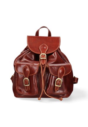 Sac à dos en cuir marron avec un rabat arrondi, deux poches avant et des boucles en ton doré. Présente des coutures visibles et une fermeture à cordon.