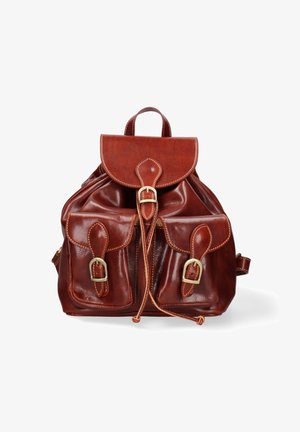 Zaino in pelle marrone con pattina arrotondata, due tasche frontali e fibbie in tonalità oro. Presenta cuciture visibili e una chiusura a cordoncino.
