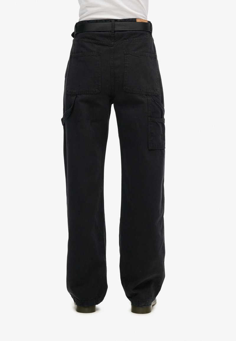 Schwarze Cargo-Hosen mit einem lässigen Schnitt, mehreren Taschen, einer glatten Textur und elastischen Bündchen an den Knöcheln.