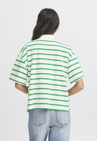 Kurzärmliges Poloshirt in Weiß mit grünen horizontalen Streifen. Hergestellt aus Baumwolle, mit lässigem Schnitt und Kragen-Design.