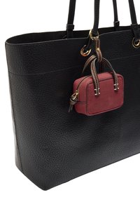 Czarna skórzana torba na ramię o teksturowanym wykończeniu, z małą czerwoną zamszową sakiewką przymocowaną brązowym paskiem i złotymi akcentami.