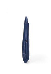 Borsa tote in pelle blu con finitura testurizzata, forma verticale e un piccolo anello metallico come accento. Due manici lunghi per il trasporto.