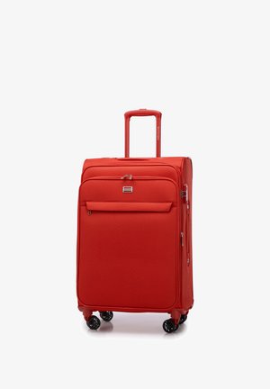 Valise rouge en tissu texturé avec une poignée télescopique, une poche avant et quatre roues pivotantes noires pour la mobilité.