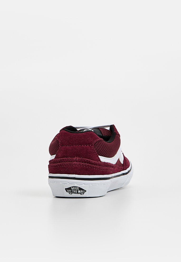 Kastanienbraune Wildleder-Low-Top-Sneaker mit schwarzen Akzenten, einem weißen Seitenstreifen und einer weißen Sohle, die ein schwarzes Logo an der Ferse aufweist, mit strukturiertem Obermaterial.