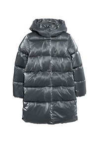 Grå pufferjakke med en skinnende, glat overflade. Har en hætte, horisontalt quiltet design og en mellemlang længde. Ingen synlige spænder.