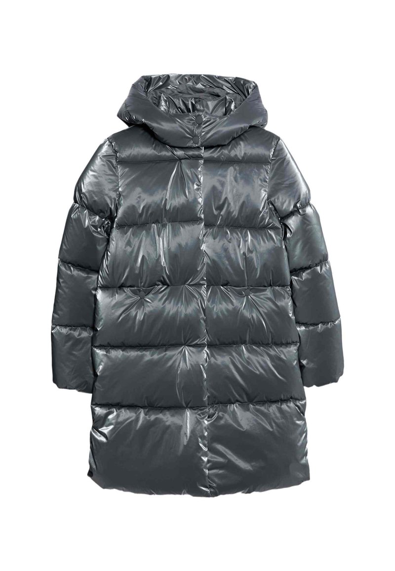 Grå pufferjakke med en skinnende, glat overflade. Har en hætte, horisontalt quiltet design og en mellemlang længde. Ingen synlige spænder.