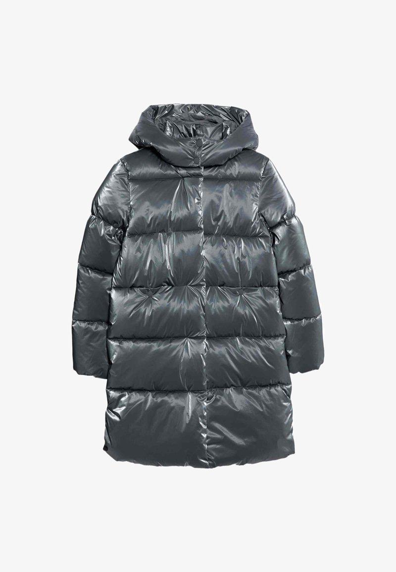 Grå pufferjakke med en skinnende, glat overflade. Har en hætte, horisontalt quiltet design og en mellemlang længde. Ingen synlige spænder.