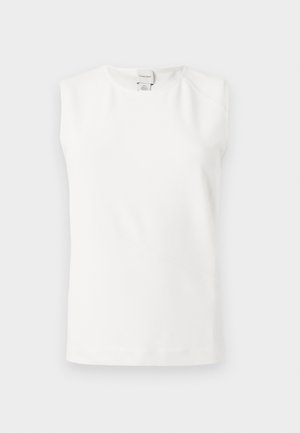 Biely bezrukávový top s okrúhlym výstrihom a štítkom Calvin Klein na zadnej strane goliera, zobrazený na jednoduchom svetlom pozadí.