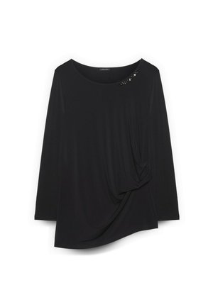 Czarny top z długim rękawem wykonany z gładkiego materiału, z drapowanym fasonem i węzłem z boku oraz ozdobnymi zdobieniami przy dekolcie.