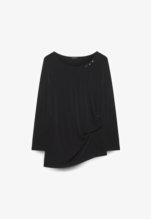 Czarny top z długim rękawem wykonany z gładkiego materiału, z drapowanym fasonem i węzłem z boku oraz ozdobnymi zdobieniami przy dekolcie.